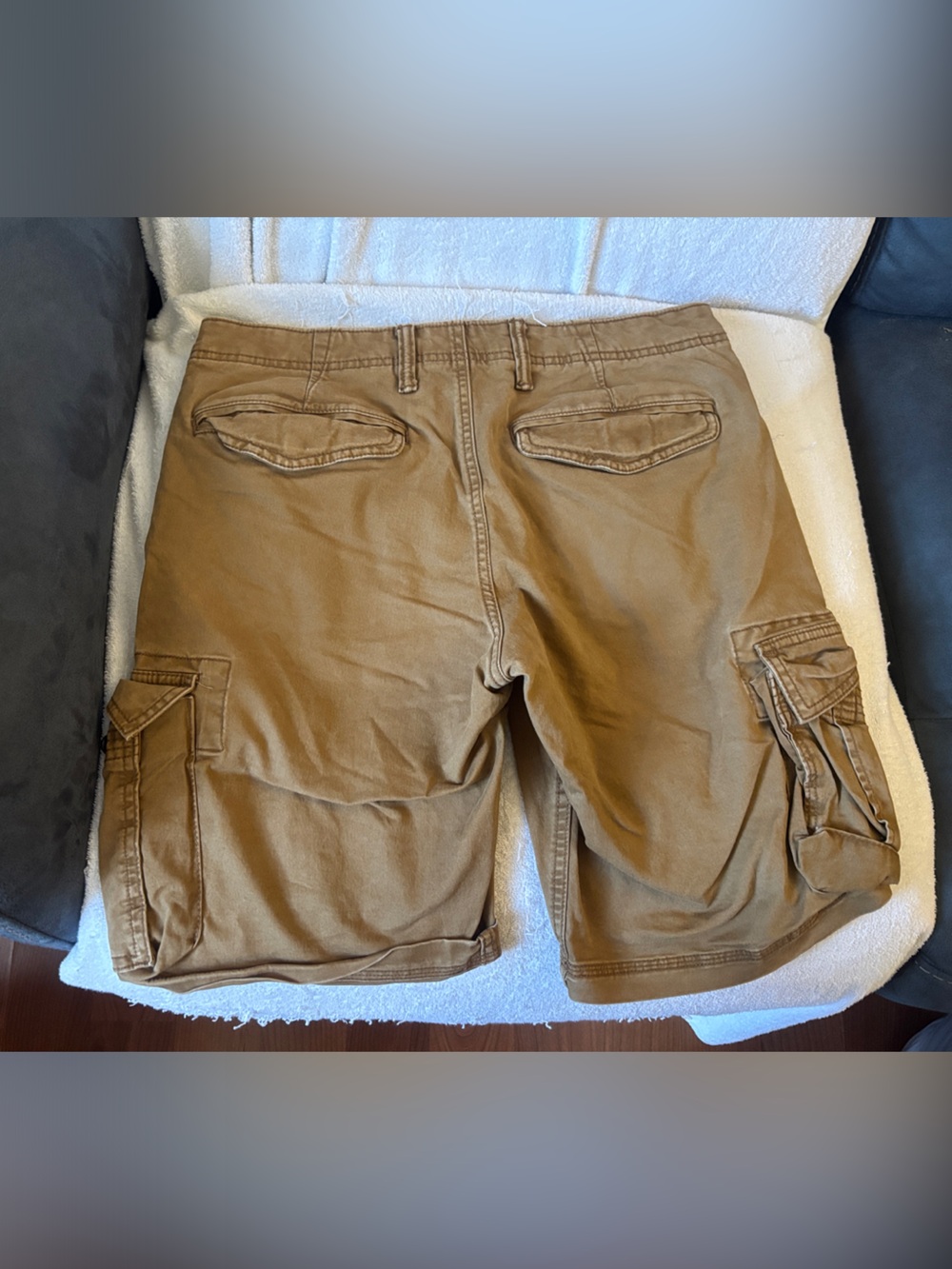 GAP men size 30 Tan Cargo Shorts with Utility Pockets - Picture 4 of 4